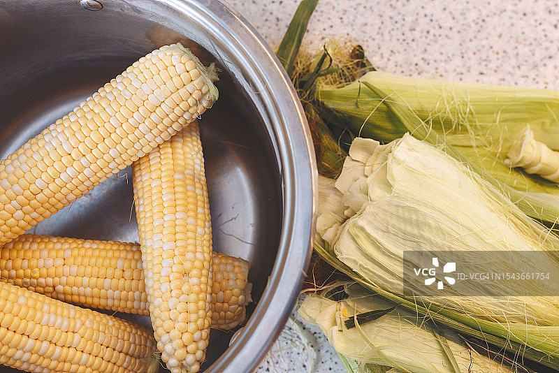 锅中烹煮的玉米棒图片素材