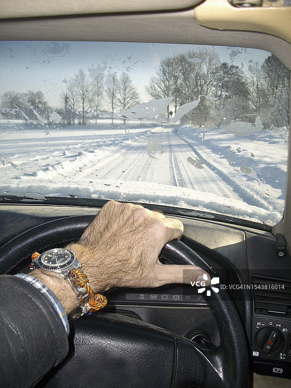 驾驶汽车的人——透过挡风玻璃的驾驶员视角图片素材