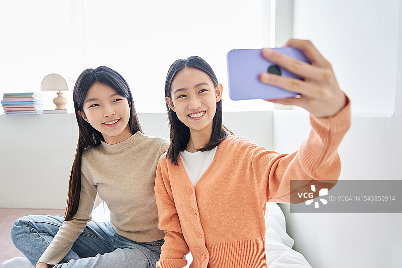 女孩们和朋友自拍图片素材