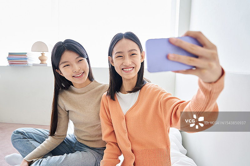 女孩们和朋友自拍图片素材