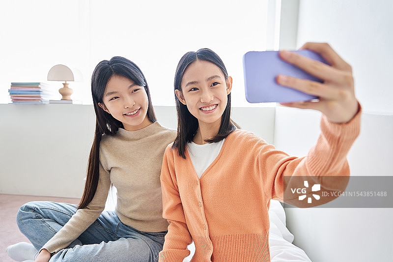 女孩们和朋友自拍图片素材
