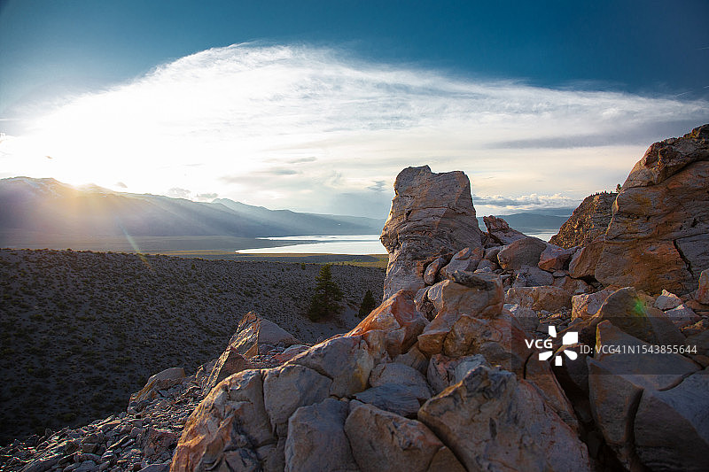阳光照耀着莫诺湖帕努姆陨石坑的黑曜石岩石图片素材