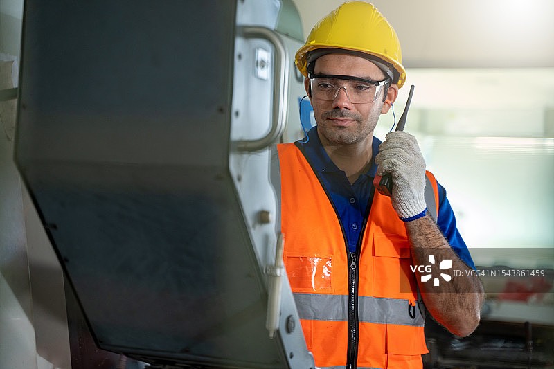 工程师在工厂检查钢材图片素材