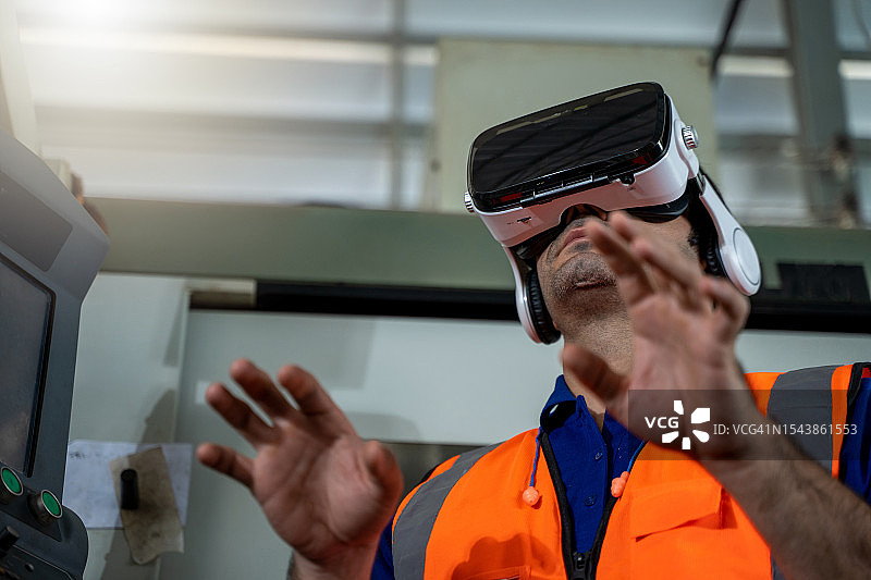 工程师使用VR设备可视化项目，运用智能工业技术图片素材