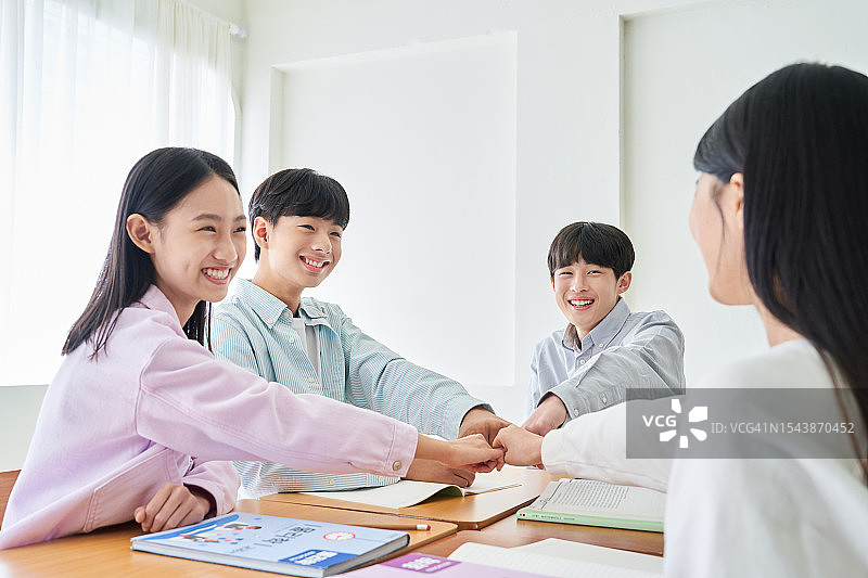 坐在桌旁讨论的青少年图片素材