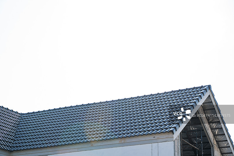 施工中的屋顶，堆放着准备安装的陶瓷屋顶瓦图片素材