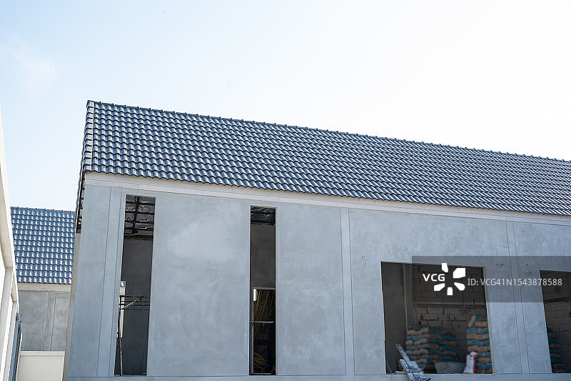 在建房屋的北欧瓷砖屋顶图片素材