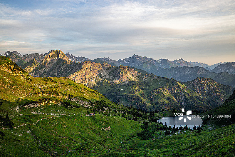 Seealpsee湖和阿尔高阿尔卑斯山。德国巴伐利亚州奥伯斯多夫。图片素材