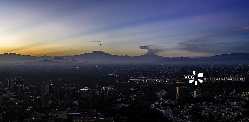 火山爆发产生的火山灰云图片素材