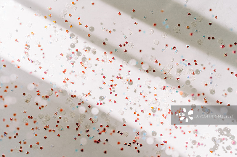 白色背景前的彩色纸屑图片素材