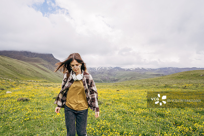 山中的少女图片素材