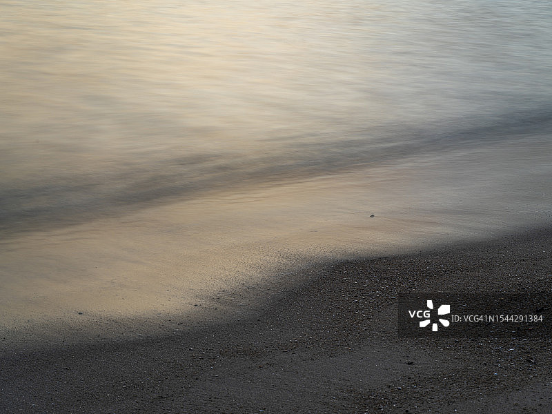 马来西亚槟城埃森海滩的平静海浪拍打着沙滩图片素材