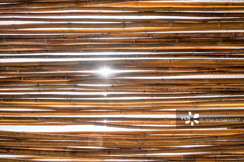 竹制栏杆营造的宁静光影图片素材