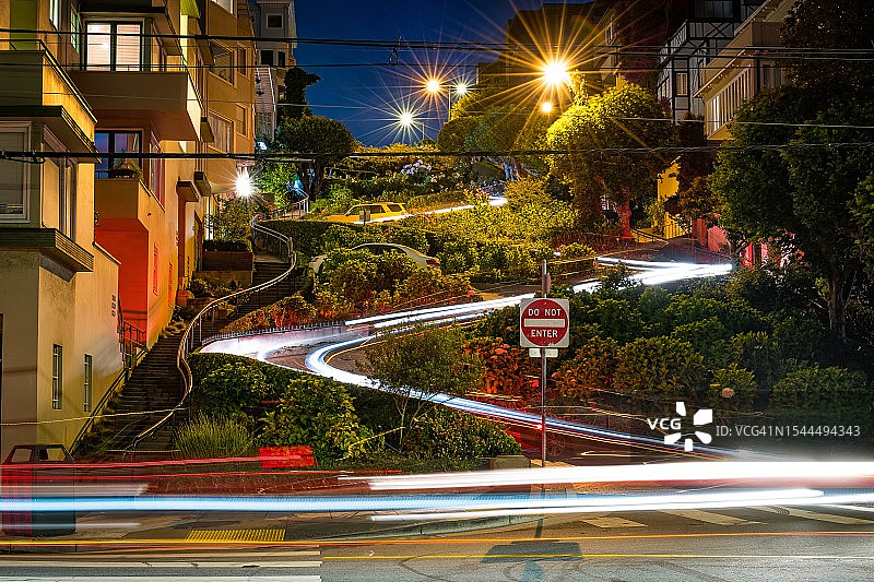 夜晚伦巴底街的汽车灯光长曝光图片素材