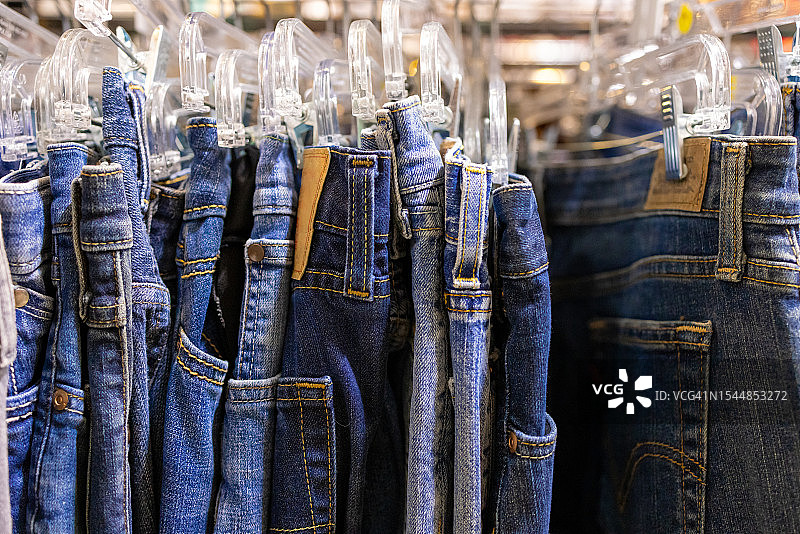 旧货市场复古牛仔裤架图片素材