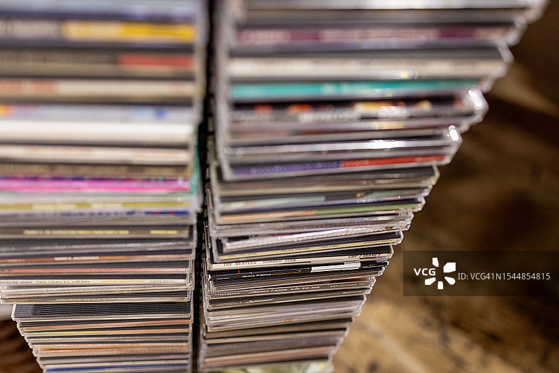 古董跳蚤市场上的复古CD光盘图片素材