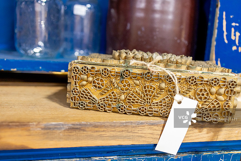 古董跳蚤市场蓝色木架上的装饰复古木盒图片素材