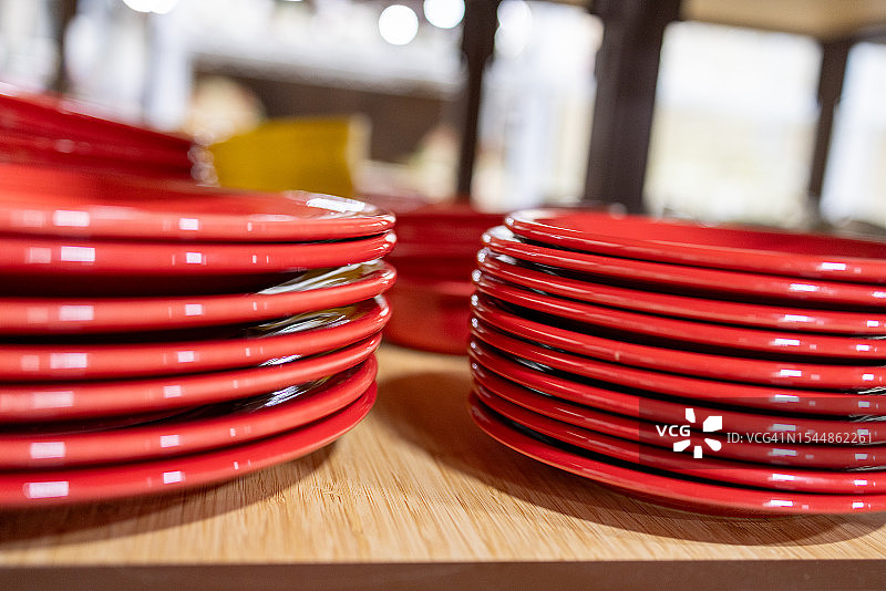 古董跳蚤市场上的复古红色盘子图片素材