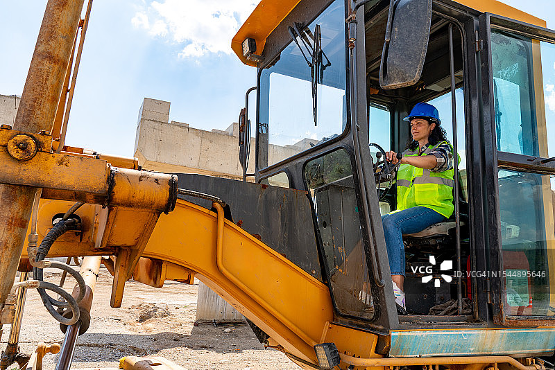 女建筑工人在操作挖掘机图片素材
