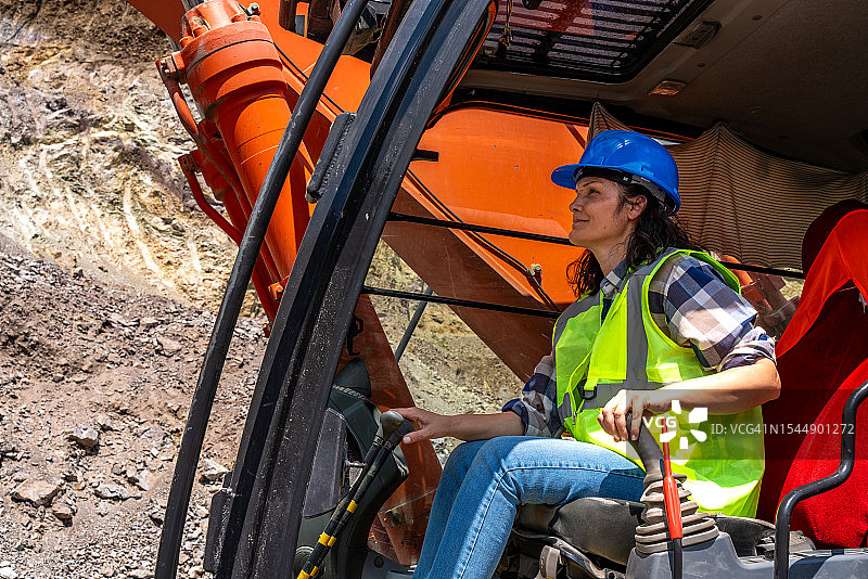 女建筑工人在操作挖掘机图片素材