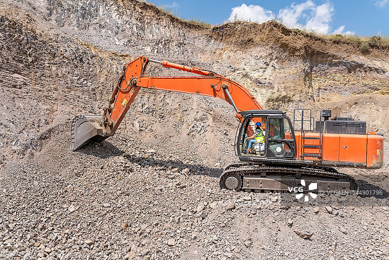 女建筑工人在操作挖掘机图片素材