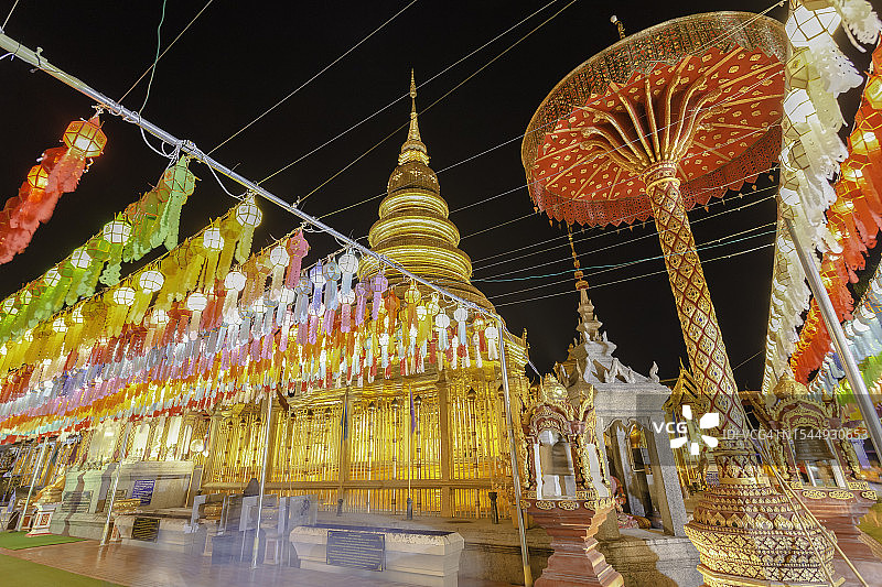 水灯节期间泰国哈里奔猜寺的彩色灯笼节图片素材