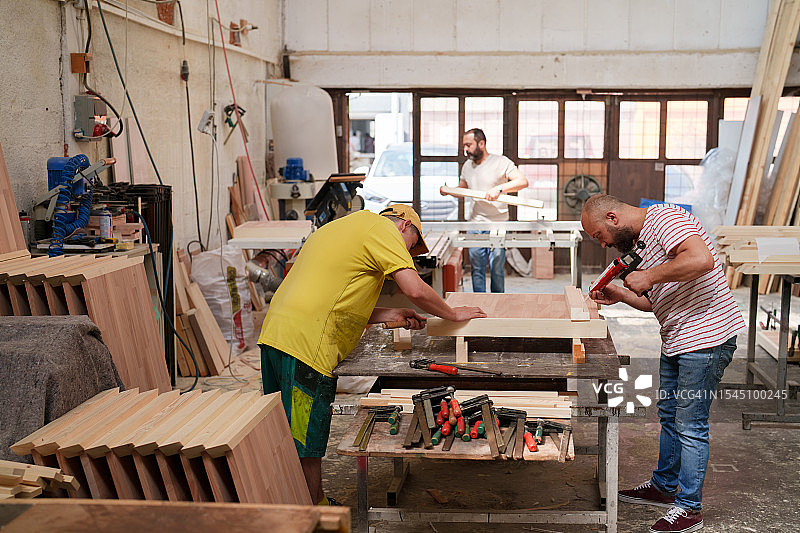 在木工车间的一天图片素材