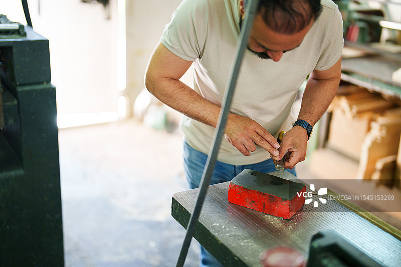 木工车间的砂轮图片素材