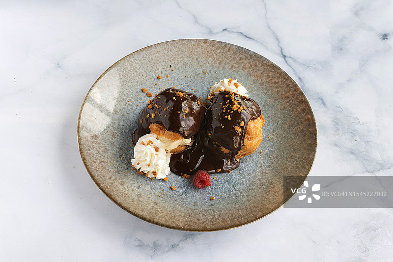 巧克力奶油覆盆子泡芙甜点图片素材