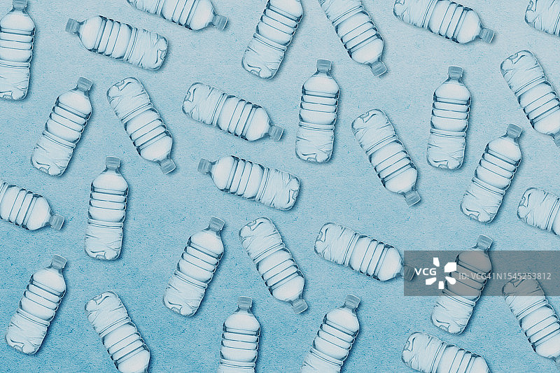 蓝色塑料水瓶无缝图案图片素材