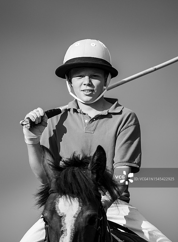 孩子们在英国萨默塞特练习骑小马图片素材