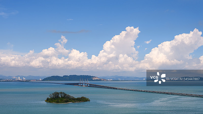 蓝天下的槟城大桥图片素材