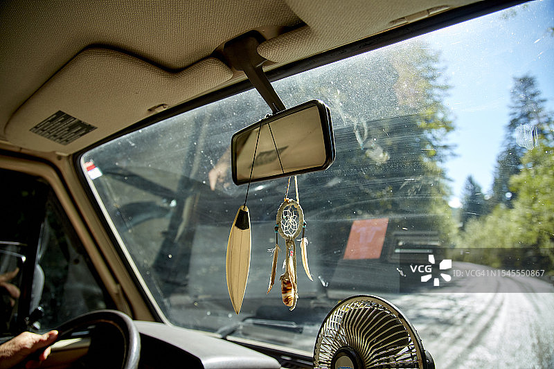 在加拿大温哥华岛卡马纳-沃尔布兰省立公园驾驶露营车图片素材