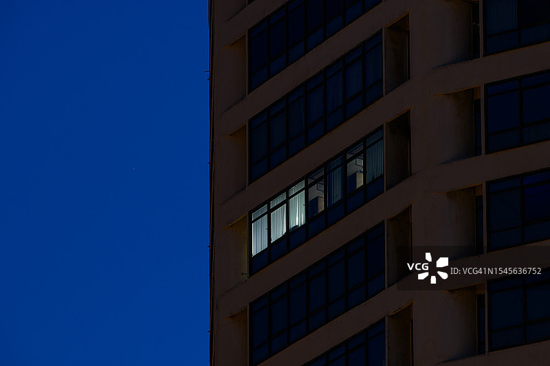 办公大楼内的单光源照明图片素材