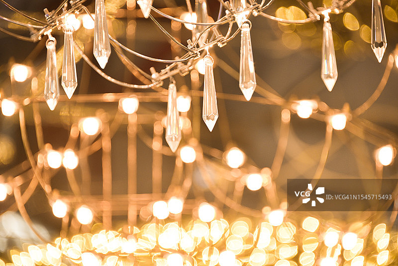 夜间的水晶灯吊灯图片素材