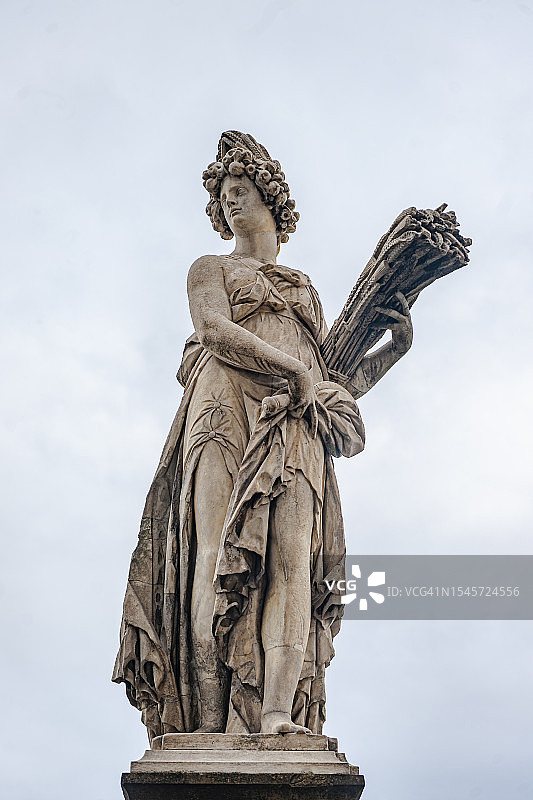 佛罗伦萨，圣三一桥，夏季雕像图片素材