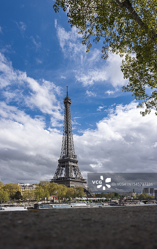 法国巴黎埃菲尔铁塔与塞纳河图片素材