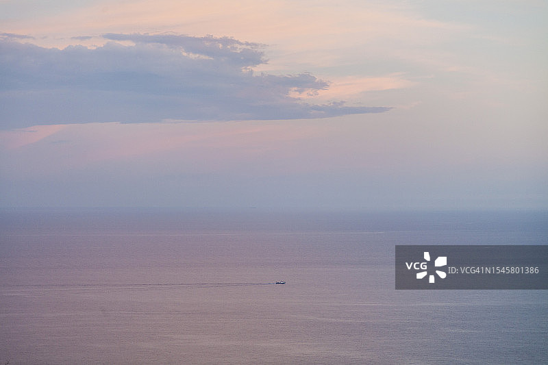 地中海上的小船，粉色和蓝色调图片素材