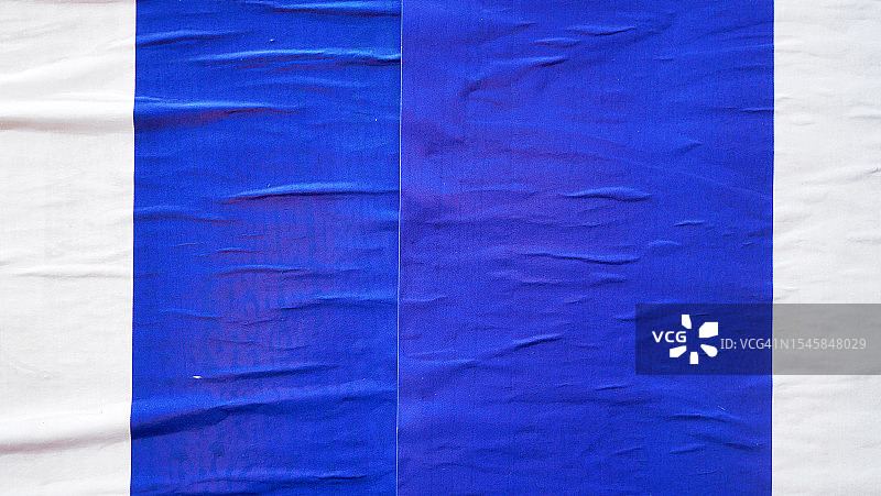 法国巴黎墙上两个蓝色和白色海报的特写图片素材