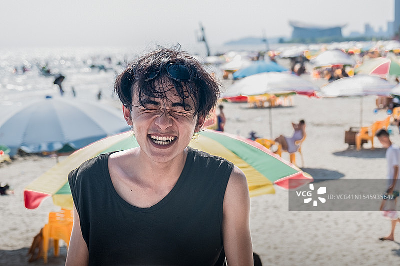 在海边度假的男孩图片素材