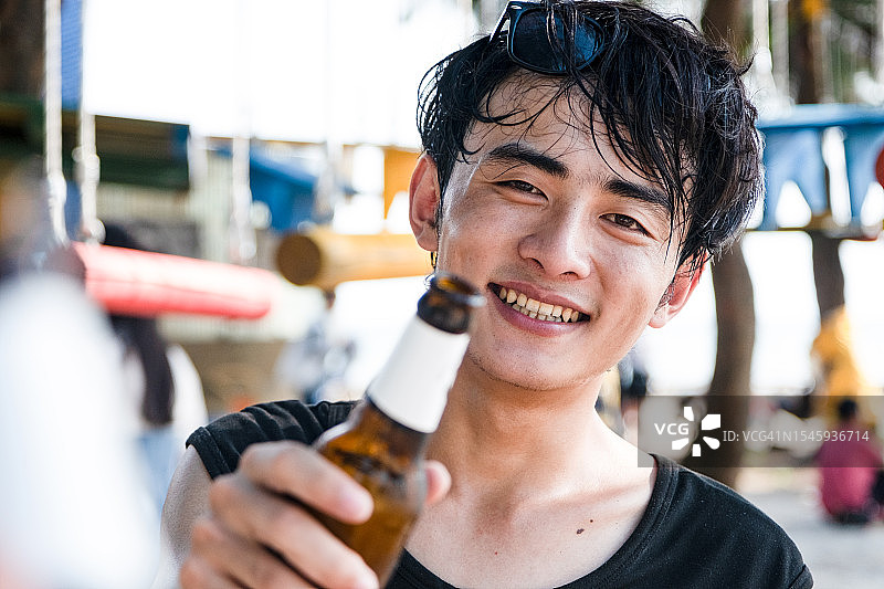 在海边度假的男孩图片素材