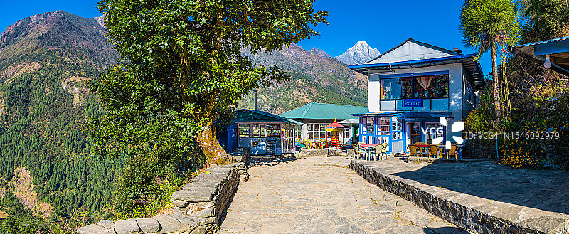 尼泊尔夏尔巴人茶馆旅馆珠穆朗玛峰大本营徒步喜马拉雅全景图片素材