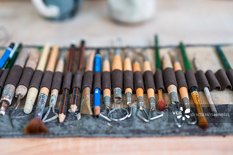 桌上的画笔图片素材