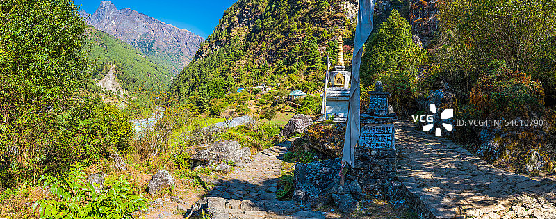 尼泊尔佛教佛塔，嘛呢石，珠穆朗玛峰小路全景喜马拉雅山脉图片素材