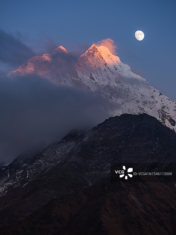 尼泊尔喜马拉雅山脉Thamserku峰雪山日落月升景观图片素材