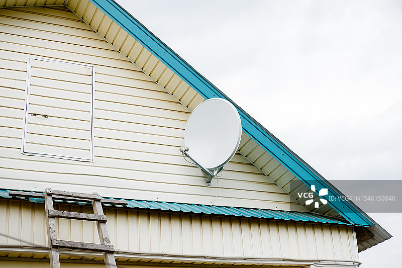村屋屋顶上的卫星天线图片素材