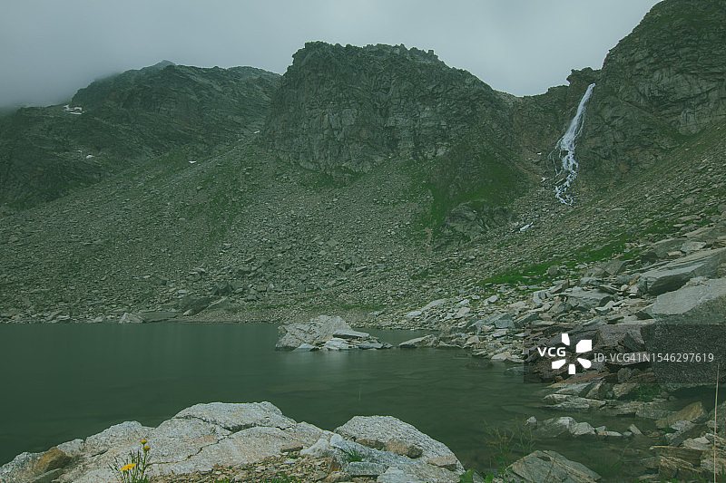 阿尔卑斯山云雾缭绕的瀑布湖，意大利格兰帕拉迪索图片素材
