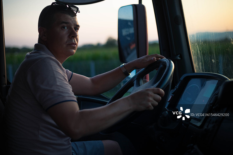 男人开卡车图片素材