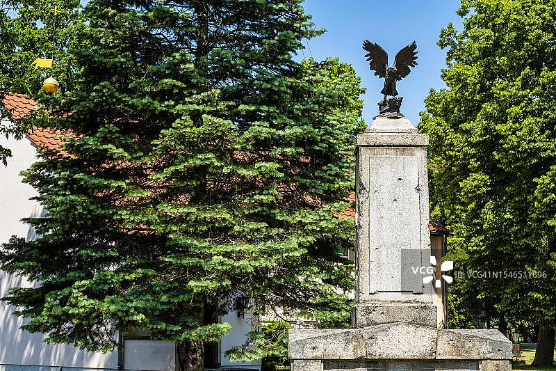 勃兰登堡戈尔加斯特村教堂前的阵亡纪念碑，德国图片素材