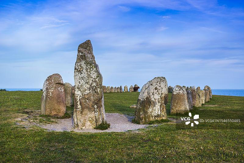 在瑞典斯科讷省 Kaseberga 的 Ales Stenar 遗址航行的船只图片素材